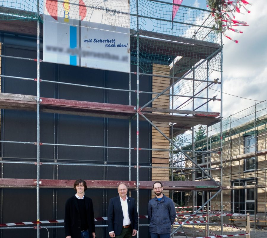Gleichenfeier_LandzinshausMelk04 Bildunterschrift GF LZH Landzinshaus GmbH Philip Mader, Finanzstadtrat Mag. Nikolaus Weinwurm, GF Lukas Lang Building Technologies GmbH Dipl-Ing. Christian Leitner